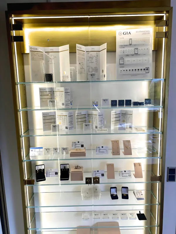 Erik Manich's diamantudstilling med GIA-certifikater og 4Cs-vejledning på showroom i Aalborg