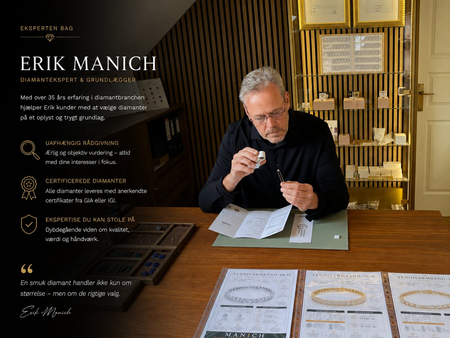 Erik Manich i sit showroom, fotograferet mens han vurderer en diamant gennem en juvelers loupe. Bag ham GIA- og IGI-certifikater og diamanter i glasvitriner. Demonstrerer at Manich Jewelry arbejder med både GIA og IGI rapporter — afhængigt af om diamanten er naturlig eller lab grown.