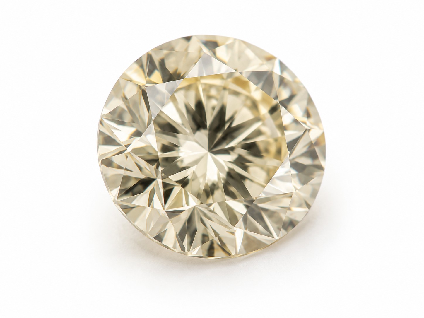 Diamant med synlig brunlig-gullig undertone
