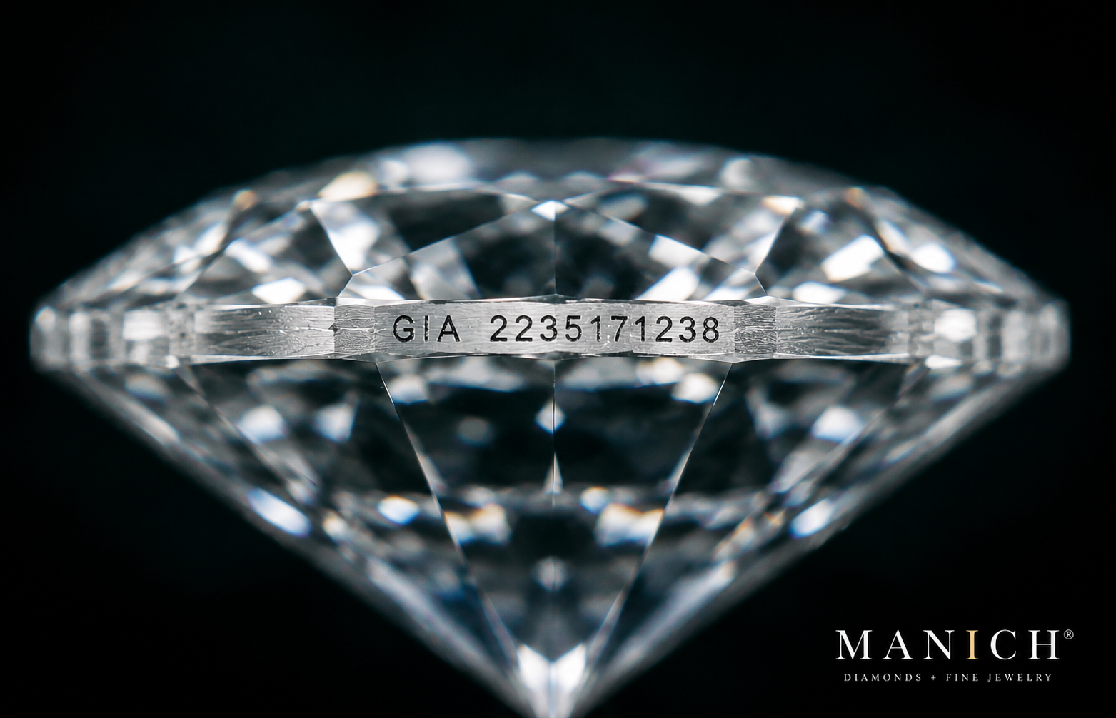 Ultra-makro fotografi af laser-inscription på en diamants girdle (yderranden) der viser teksten 'GIA 2235171238'. Den mikroskopiske indgravering kan kun ses gennem en 10x loupe og binder permanent diamanten til sin GIA-rapport — fysisk bevis for at netop denne sten er den der er beskrevet i certifikatet.