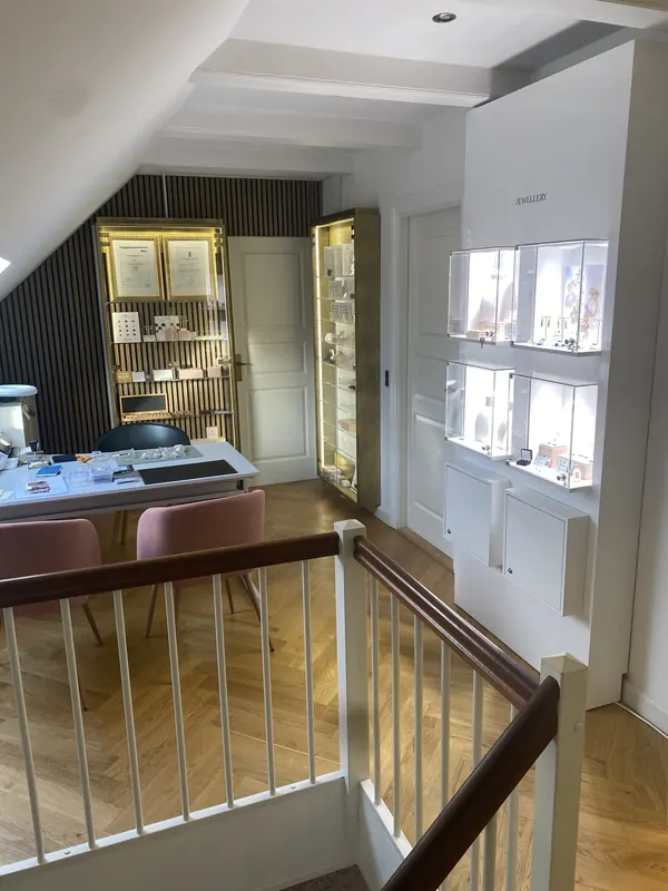 Manich Jewelry showroom i Aalborg med vitriner, arbejdsbord og JEWELLERY-skilt